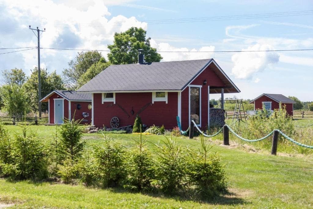 Kämpingumaja väljast, rõduga