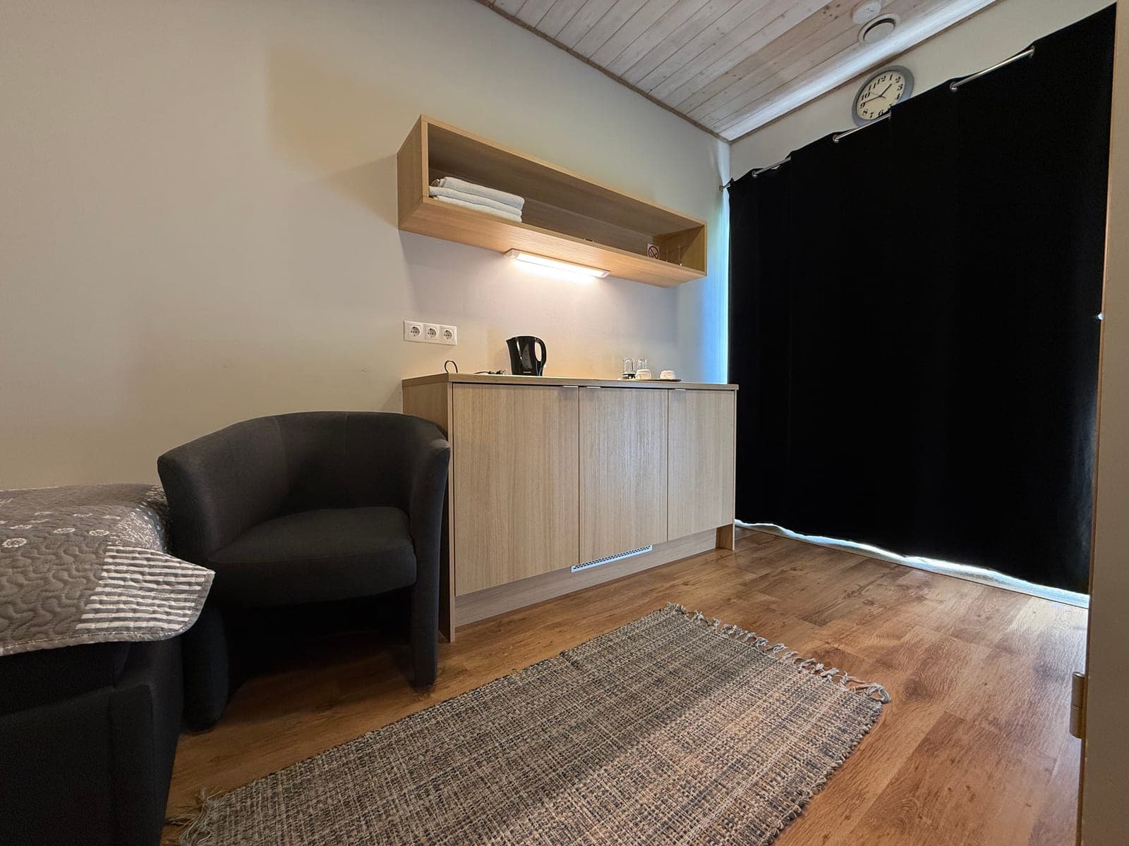 Kahekohaline tuba kööginurga ja privaatse vannitoaga
